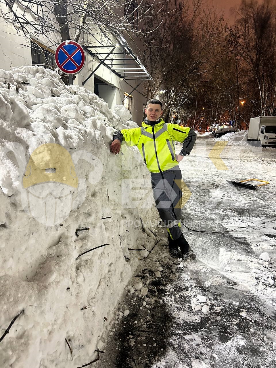 Уборка снега с крыш в Смоленске