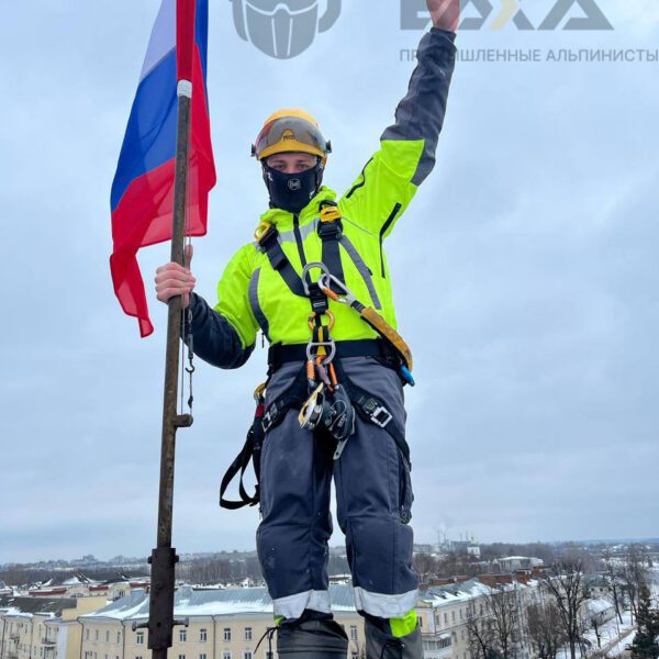 Установка флага альпинистом