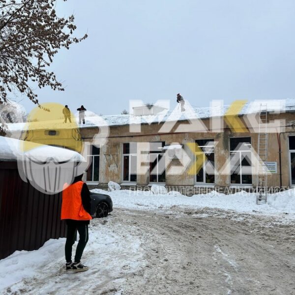 Уборка снега с крыш в Смоленске